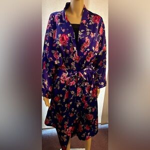 Solange Satin Robe. Sz 22/28 with inside tie and side pockets.